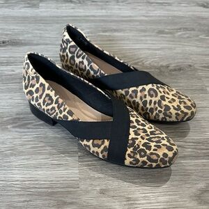Clarks Leopard Print Flats with Black Accents Women’s 8.5 W NWT